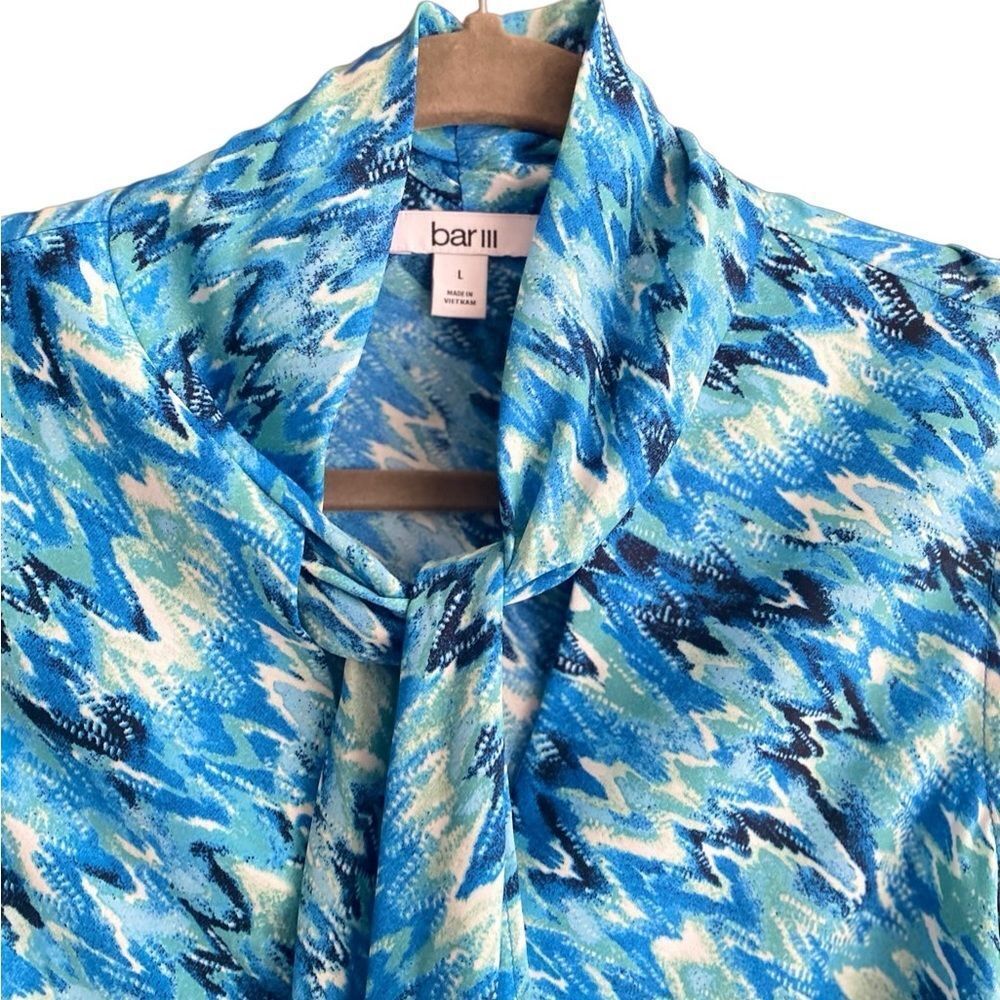 NWOT Bar III Sleeveless Blue Print Blouse with Neck Tie. Size Large. - Picture 5 of 8